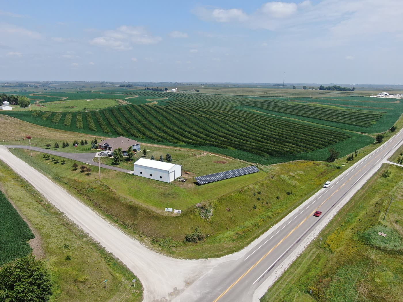 Vista aérea de una instalación fotovoltaica sobre terreno agrícola